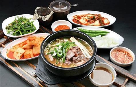  Dwaeji Gukbap: Une symphonie de saveurs en bouillon juteux et riches en umami !