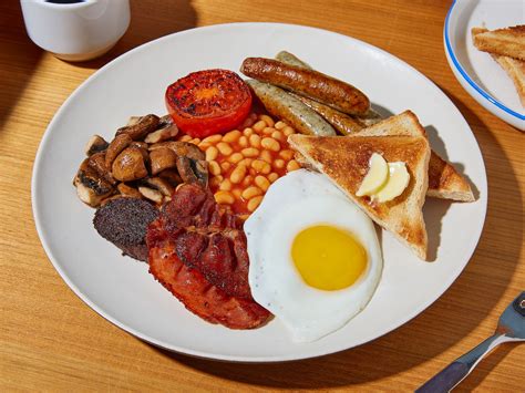   Le Full English Breakfast: Une symphonie de saveurs à la fois réconfortante et énergisante !