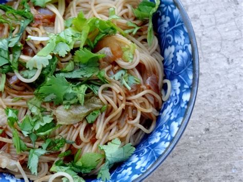  La Salade de Nouilles de Riz aux Champignons Sauvages de Hanzhong: Une symphonie savoureuse d’asiatique épicé et de fraîcheur croquante ?