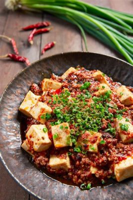  Le Tofu Mapo: Savourez le Piquant Apaisant et la Texture Fondante d'un Plat Classique de Neijiang!